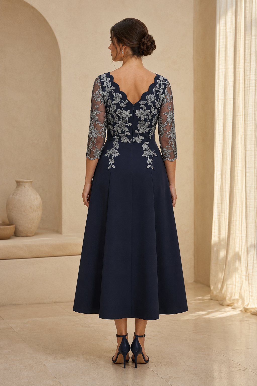 Wadenlanges Kleid mit gewelltem V-Ausschnitt und Spitzenapplikationen