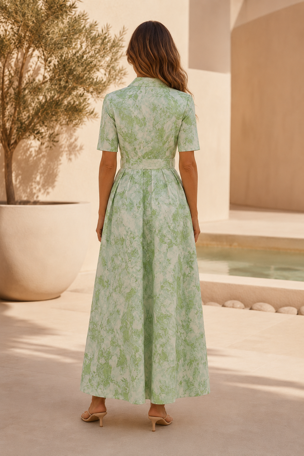 Plissiertes Midi-Kleid mit Kragen und Gürtel