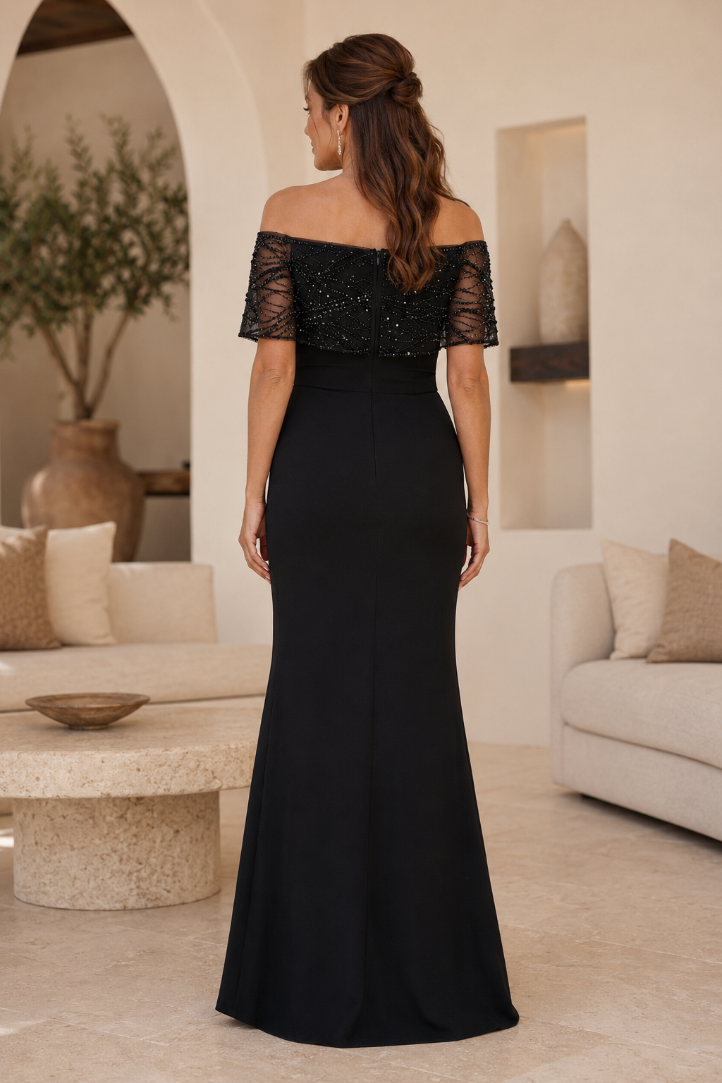 Abendkleid mit schulterfreiem, perlenverziertem Overlay und hohem Schlitz