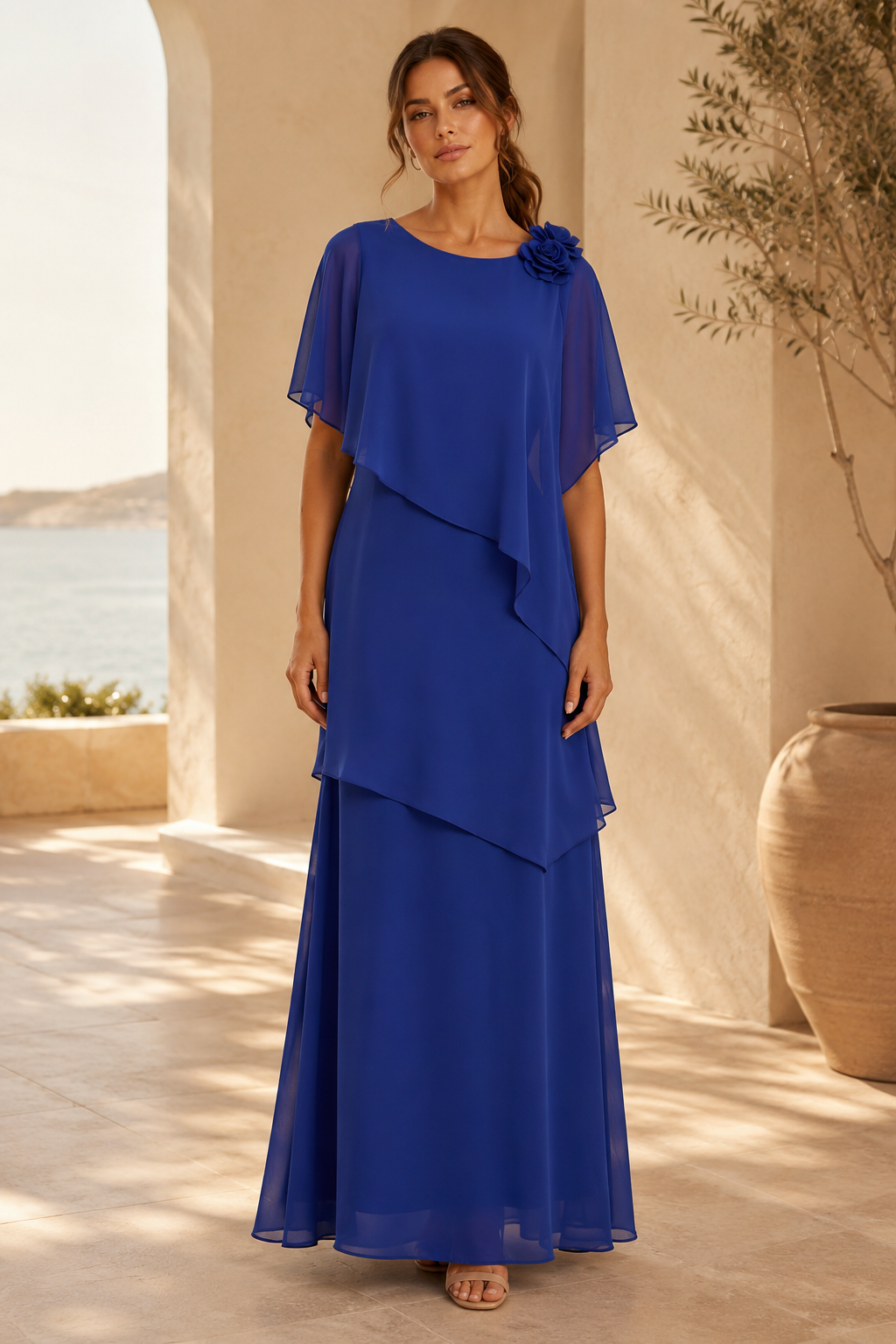 Gestuftes Chiffon-Maxikleid mit Capelet-Overlay