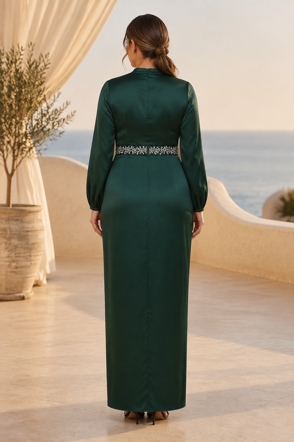 Säulenkleid aus langärmeligem Satin mit Taillenband aus Kristallen