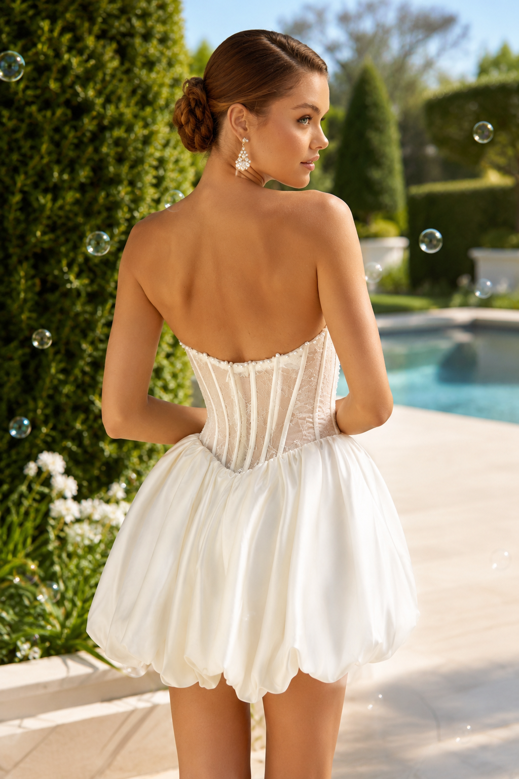 Trägerloses Perlenkorsett-Minikleid mit Ballonrock