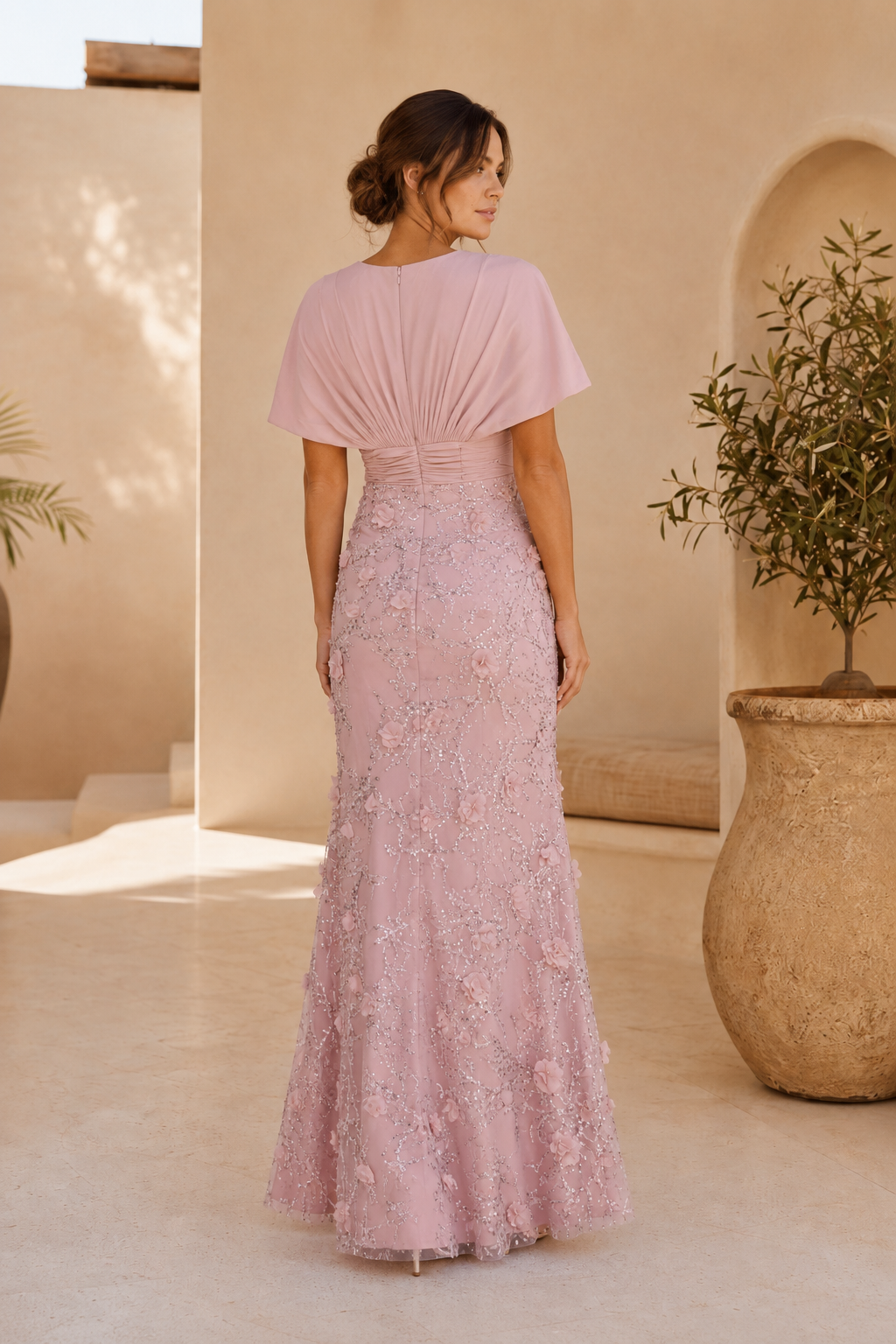 Abendkleid mit 3D-Blumenpailletten und Cape-Ärmeln