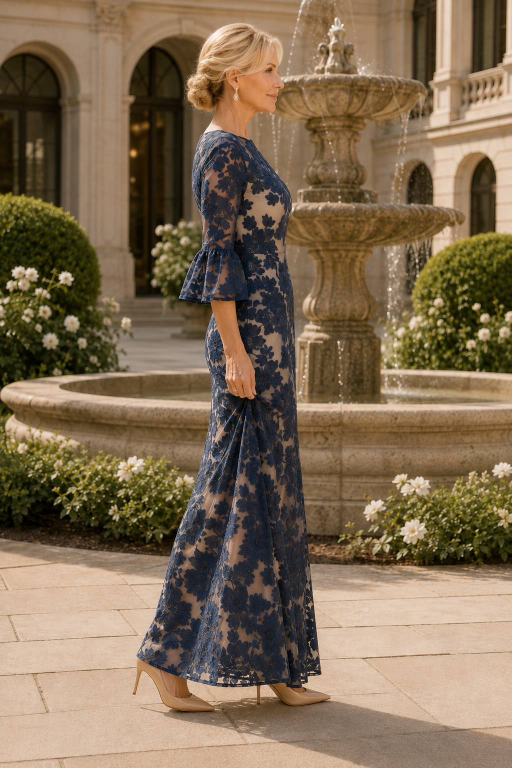 Blumenspitzen-Abendkleid mit Glockenärmeln und bodenlangem Saum