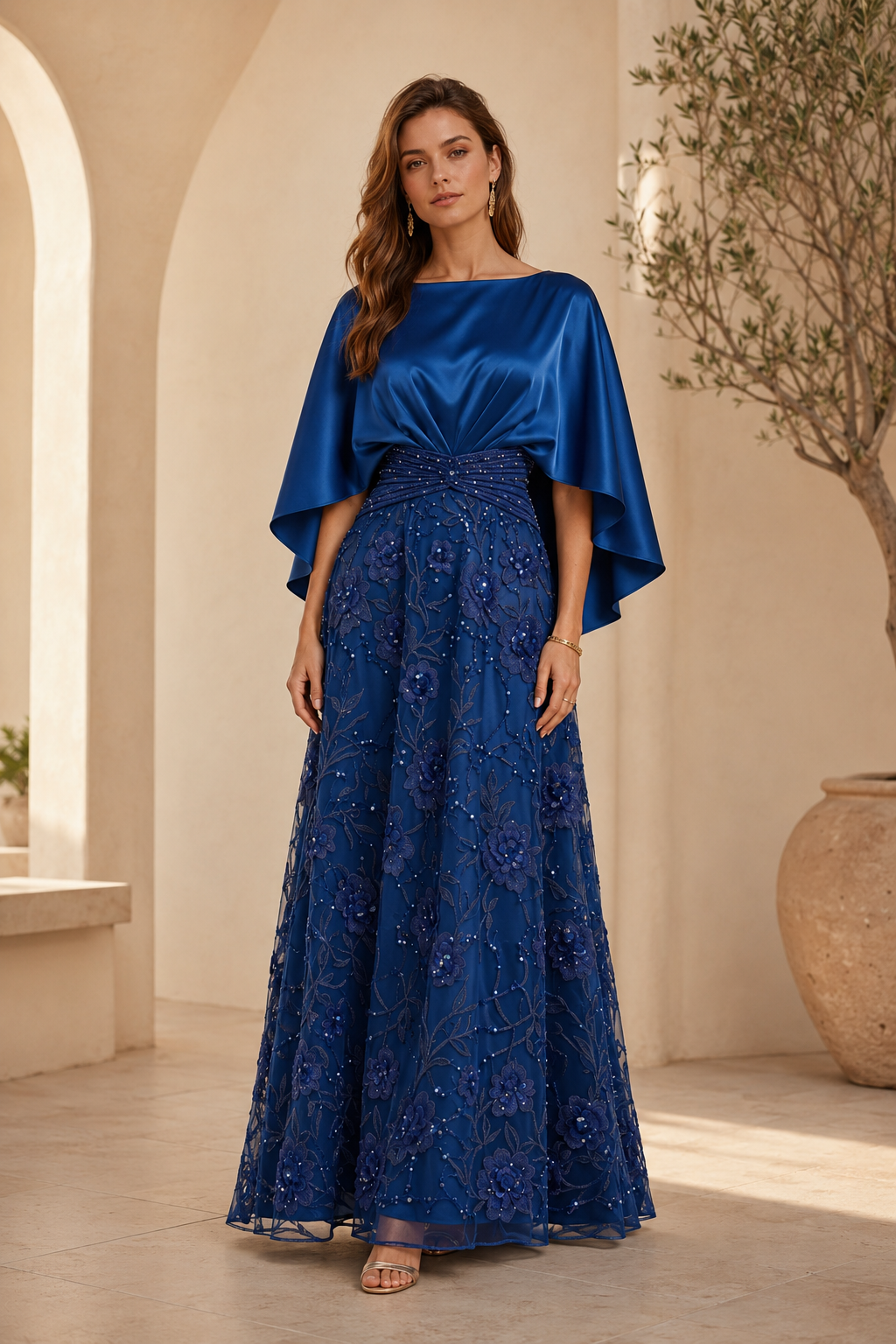 Abendkleid mit Satincape-Oberteil und floraler Stickerei