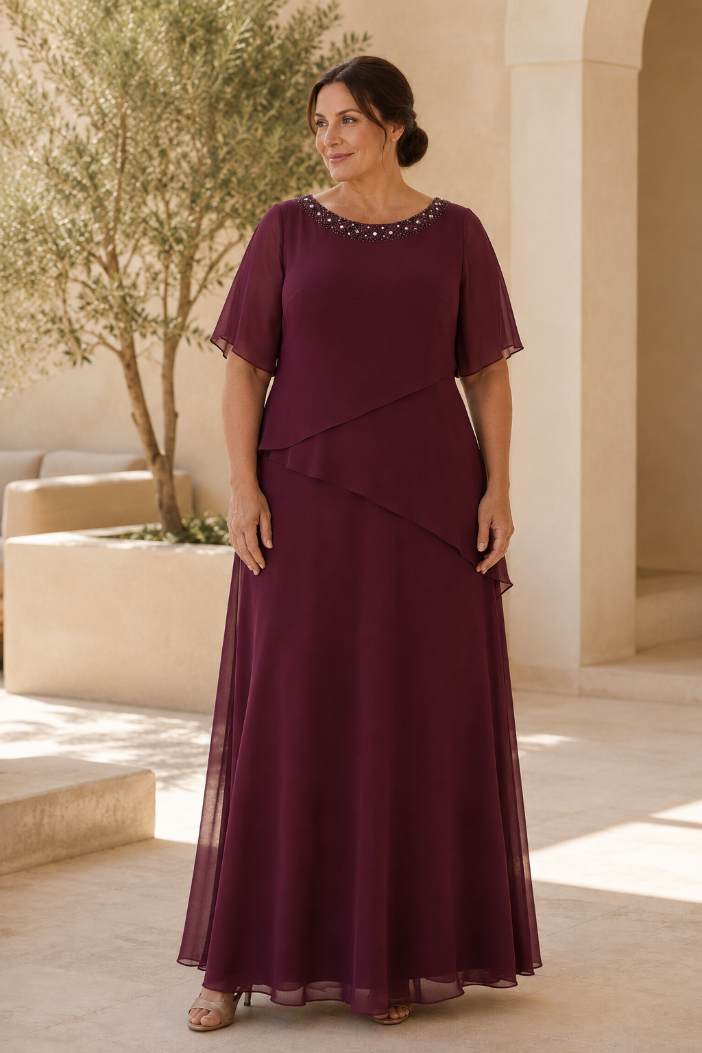 Asymmetrisches Chiffonkleid mit Perlenverzierung am Ausschnitt