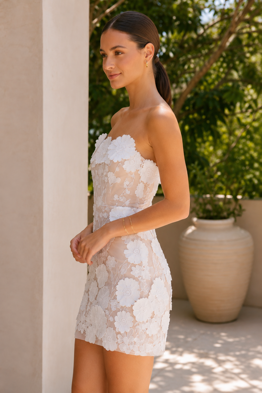 Trägerloses 3D-Minikleid mit Blumenapplikationen