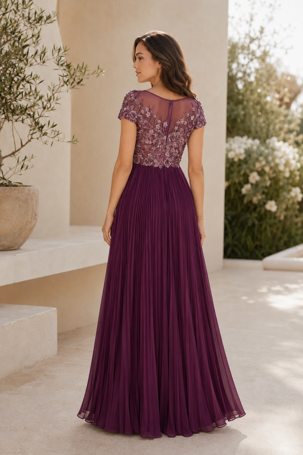 Maxikleid mit Illusionsausschnitt, Blumenapplikationen und Falten