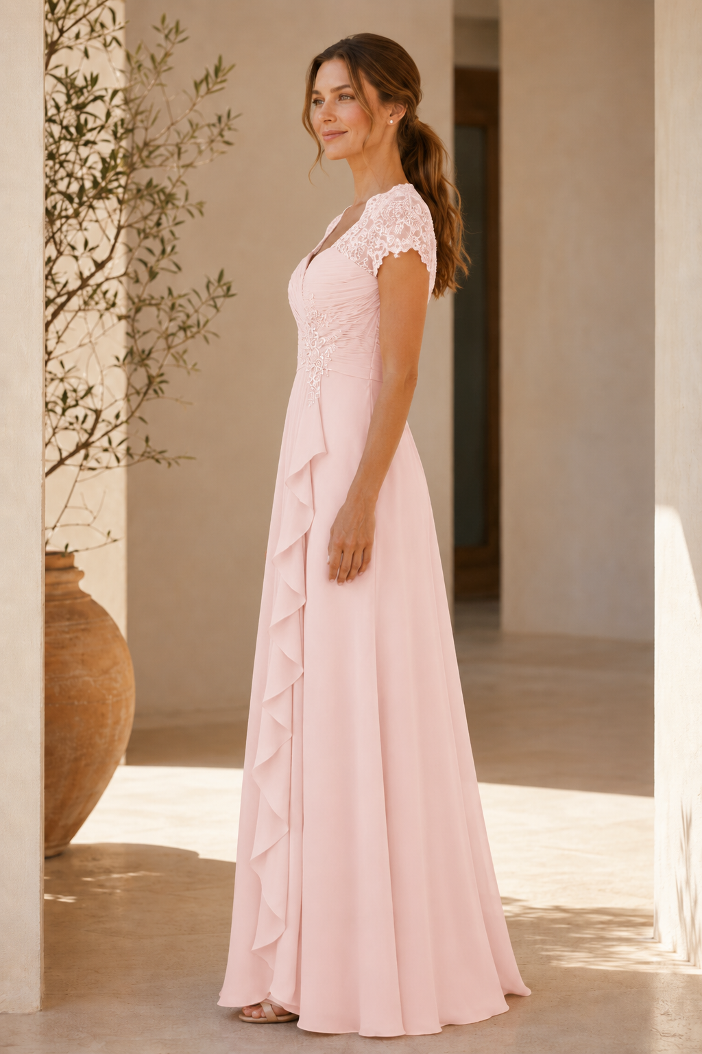Maxikleid mit Spitzenkappenärmeln, Raffungen und Rüschen