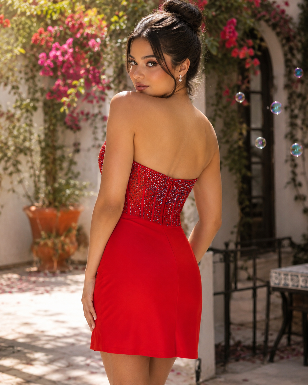 Trägerloses, perlenverziertes Satin-Minikleid im Korsett-Stil