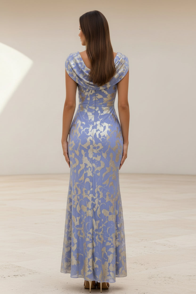 Abendkleid mit Wasserfallausschnitt aus Metallic-Stoff
