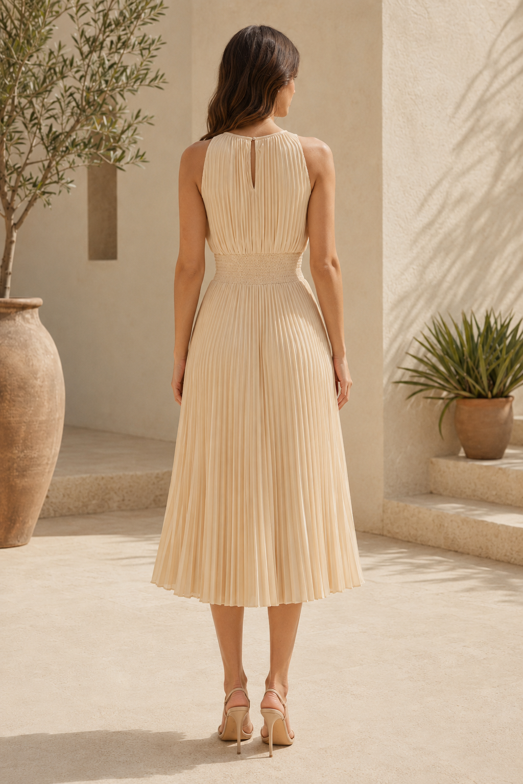 Plissiertes Neckholder-Midikleid mit gesmokter Taille