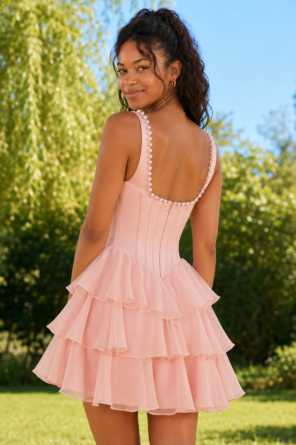 Mini-Kleid mit Perlenbesatz, Korsett und gestuften Rüschen