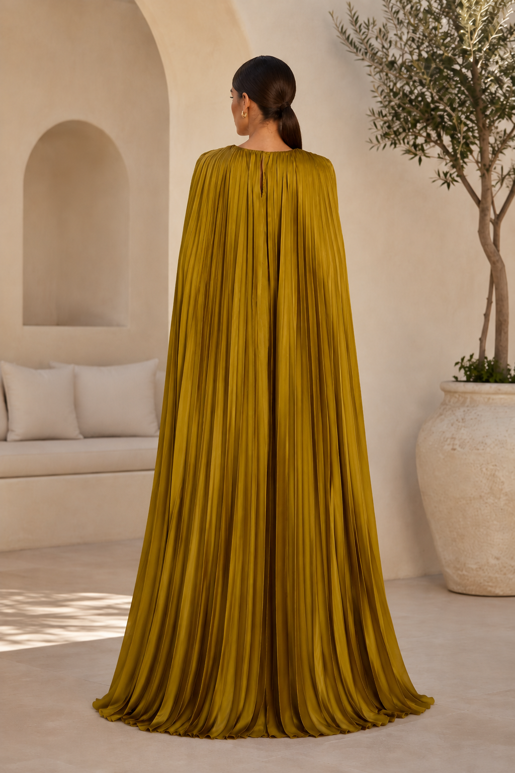 Plissiertes Satincape-Kleid mit tiefem V-Ausschnitt