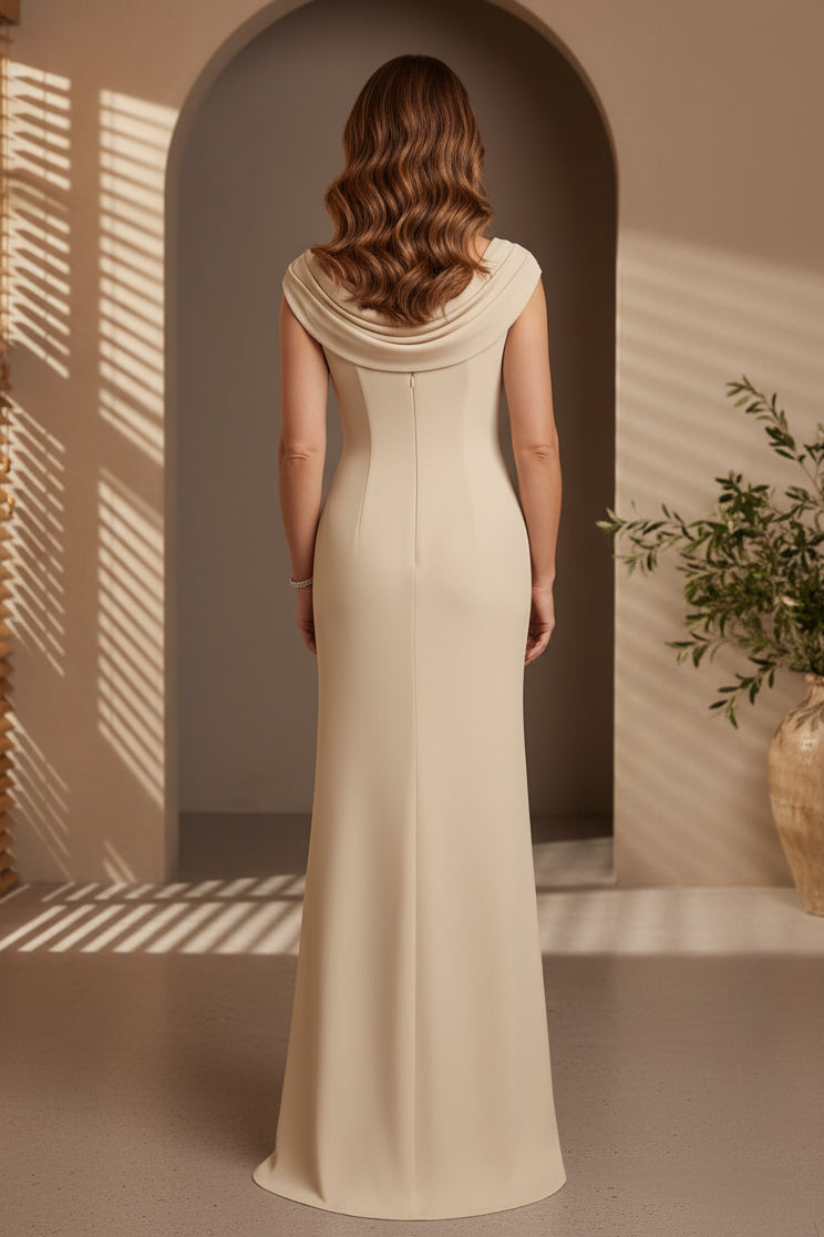Abendkleid aus Crêpe mit Wasserfallausschnitt und hohem Schlitz