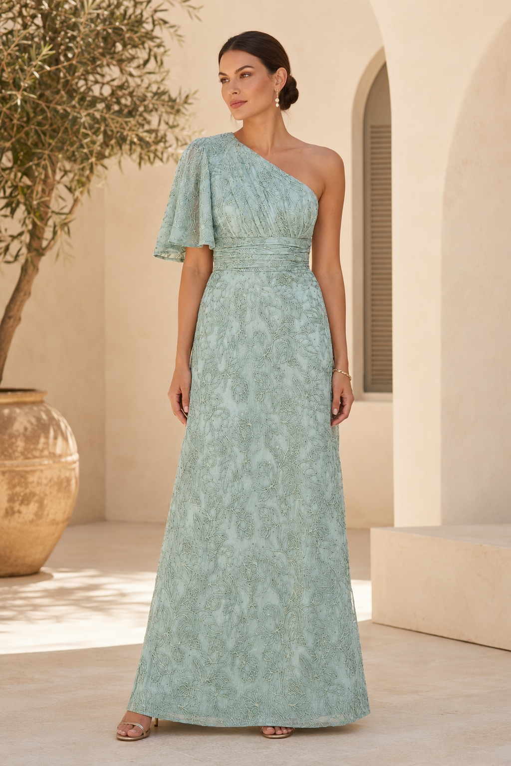 Abendkleid mit einem schulterfreien Flügelärmel und geblümter Spitze