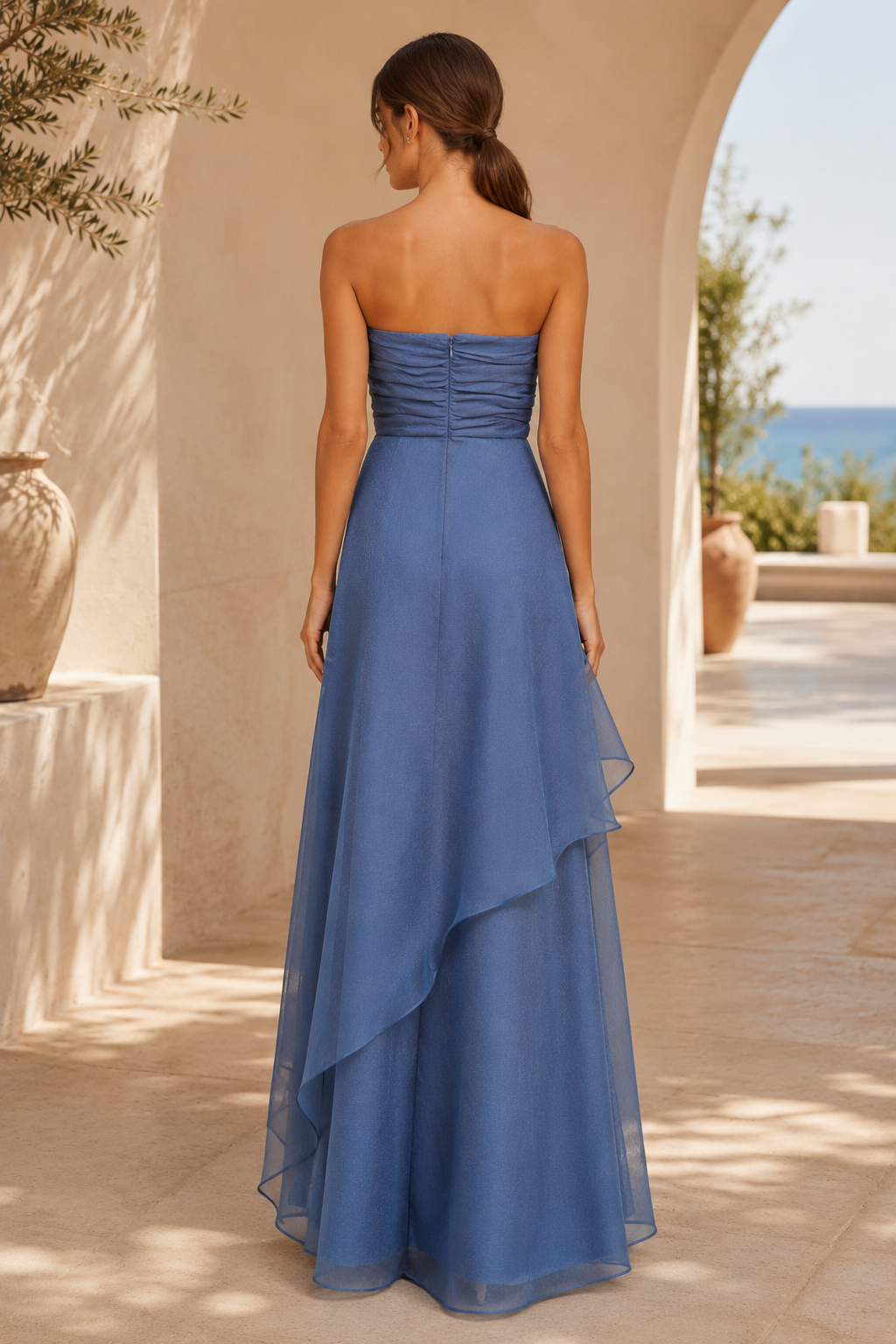 Trägerloses, gestuftes Abendkleid aus Organza in Maxilänge