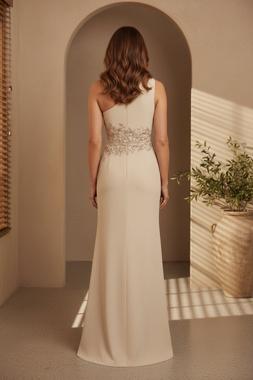 Ein-Schulter-Abendkleid aus Crêpe mit Taillenbesatz aus Spitze