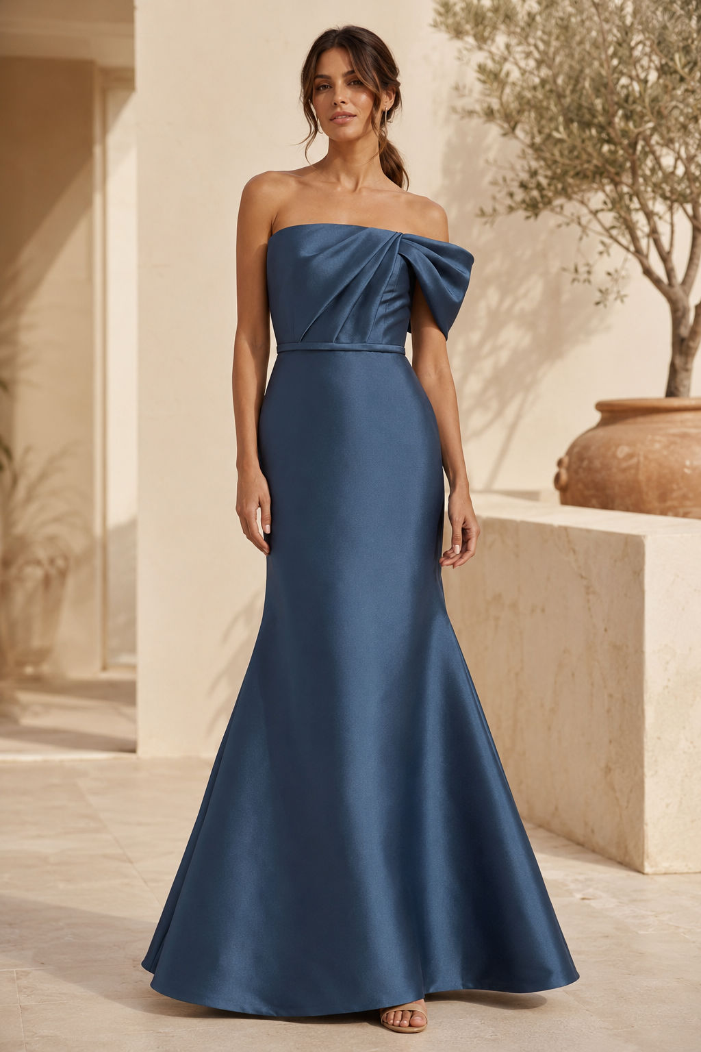 Trägerloses Satin-Meerjungfrauenkleid mit Schleifendetail am Rücken
