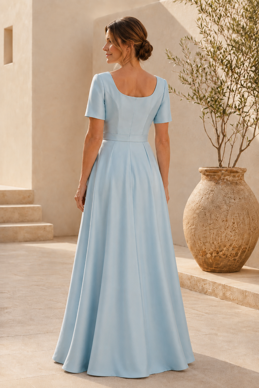 Kurzarmkleid mit eckigem Ausschnitt und besticktem Rock