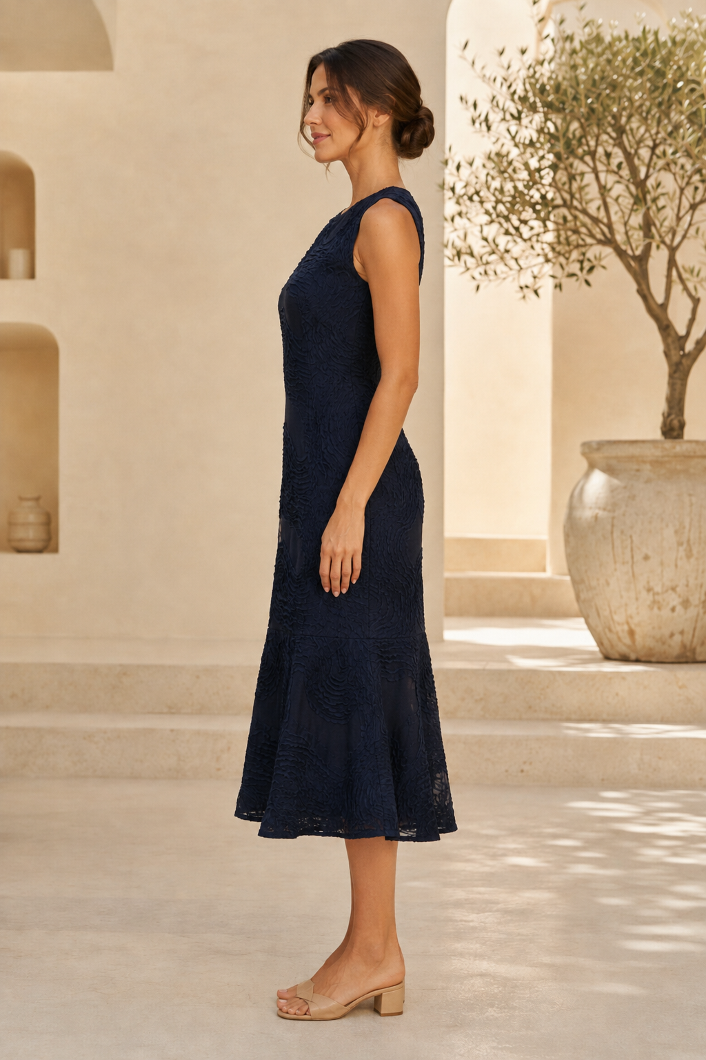 Ärmelloses strukturiertes Midikleid aus Spitze mit Volantsaum
