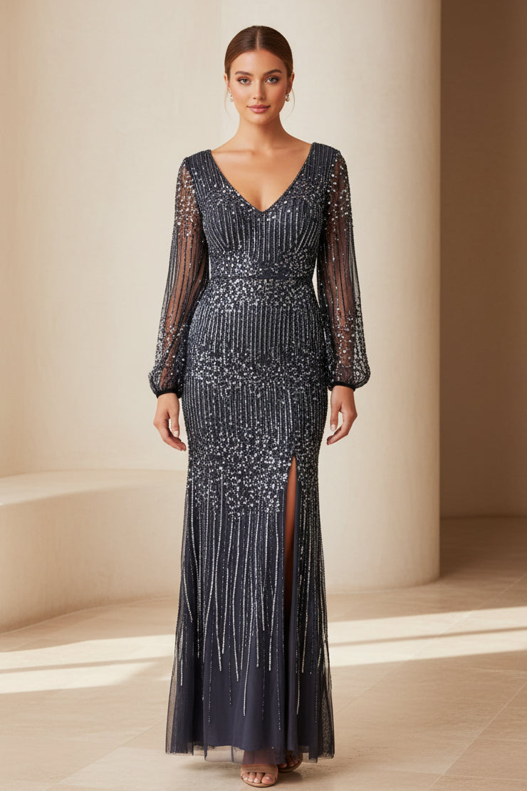 Perlenbesetztes Abendkleid mit V-Ausschnitt, langen Ärmeln und Schlitz