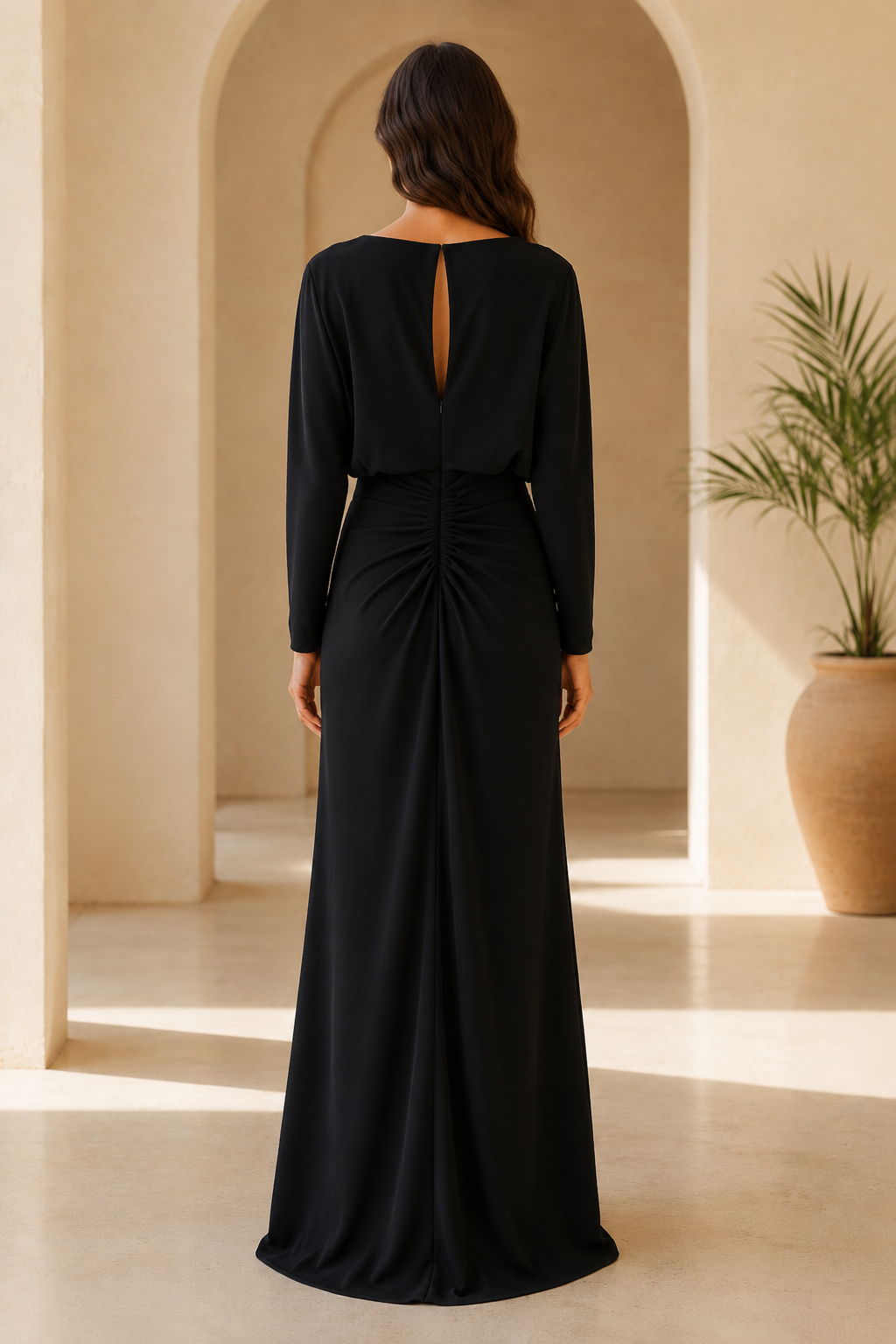 Langärmliges gerafftes Maxikleid mit Schlüssellochausschnitt hinten