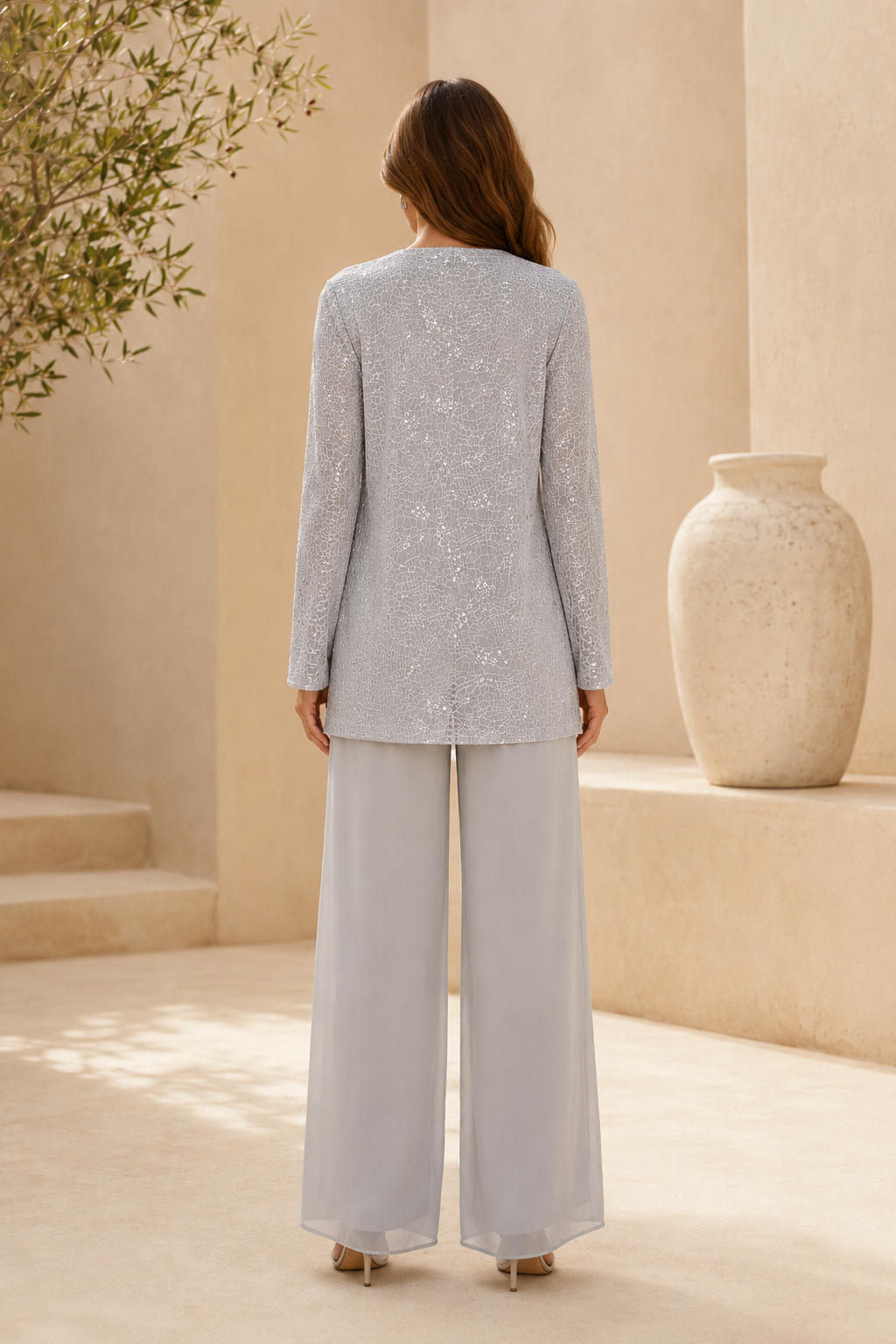 Paillettenjacke und Hosenanzug mit weitem Bein