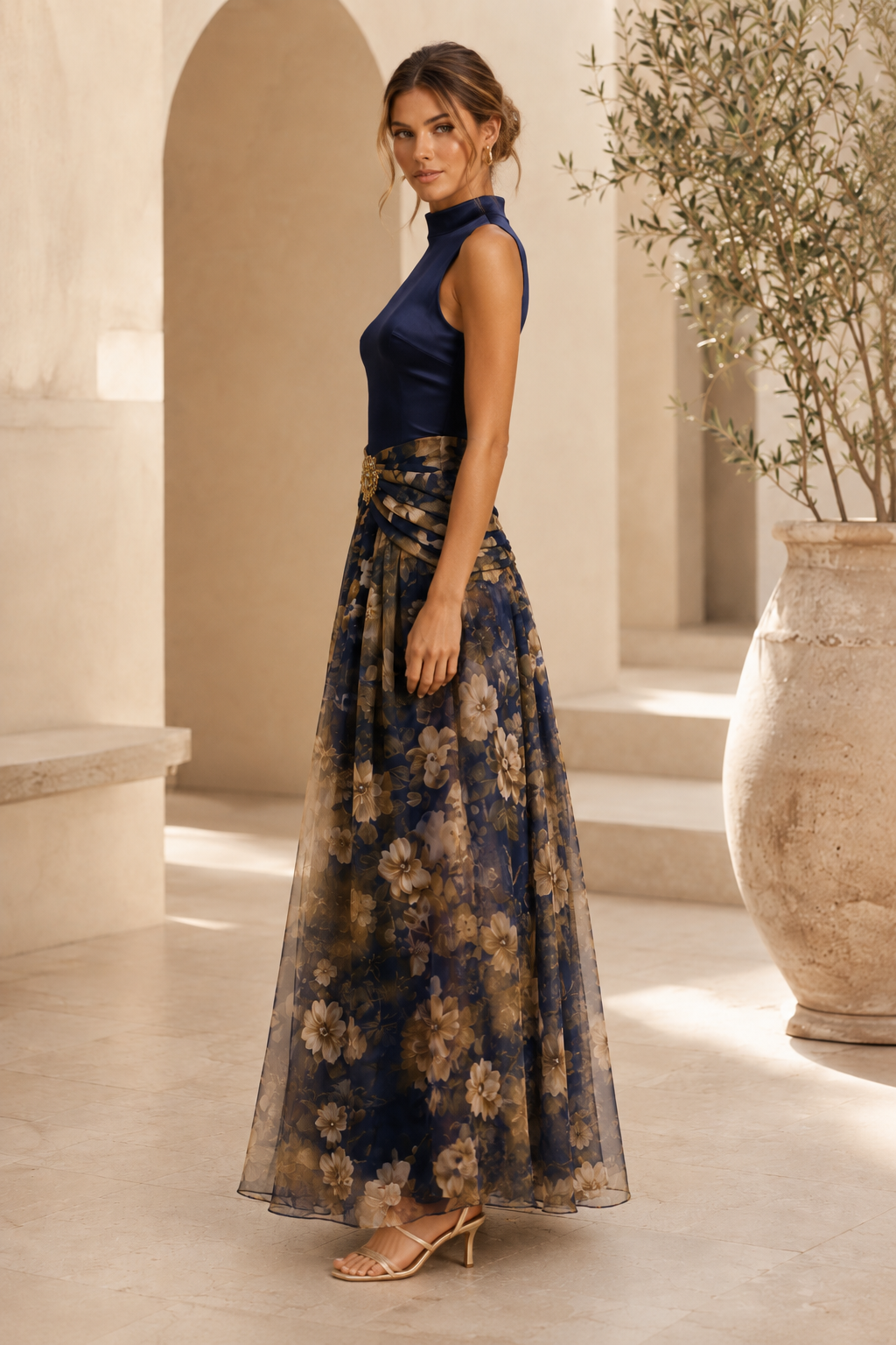 Ärmelloses Abendkleid mit Blumenmuster und hohem Kragen