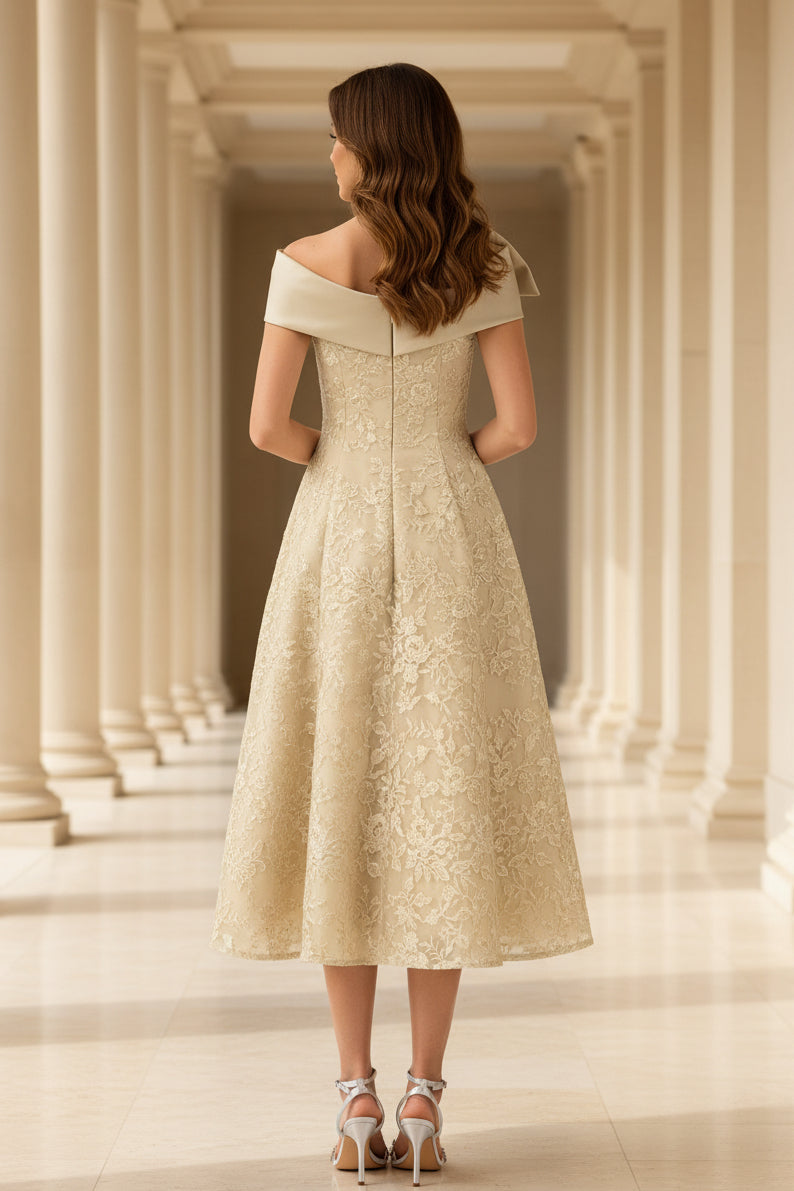 Schulterfreies A-Linien-Spitzenkleid in Teelänge