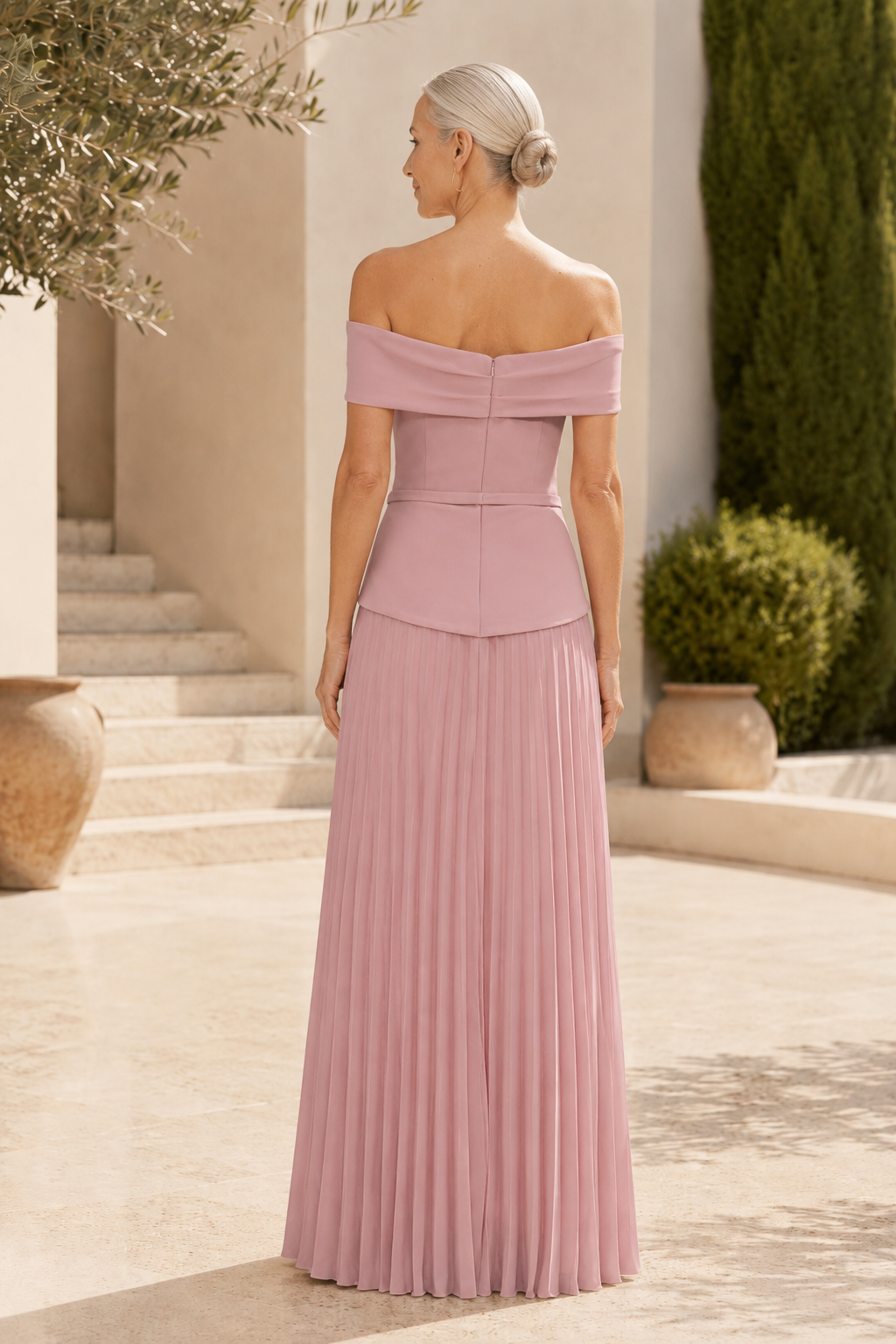 Plissiertes Chiffon-Abendkleid mit Carmen-Ausschnitt