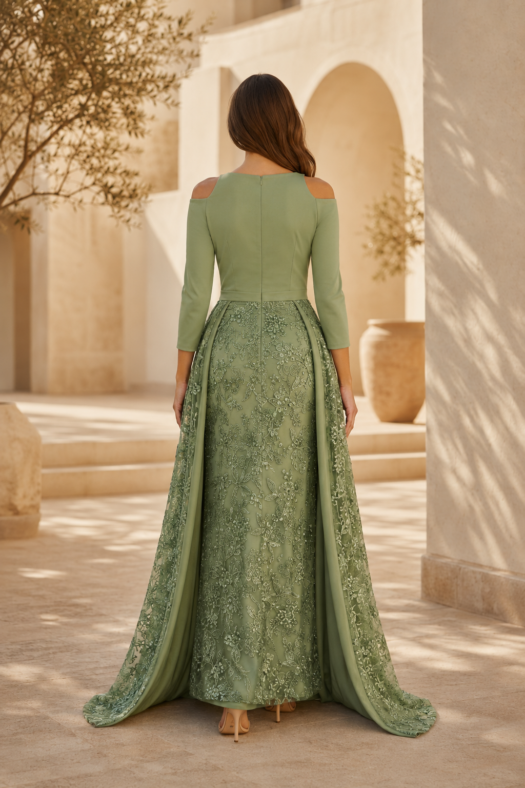 Abendkleid mit Carmenausschnitt, Spitze und Überrock