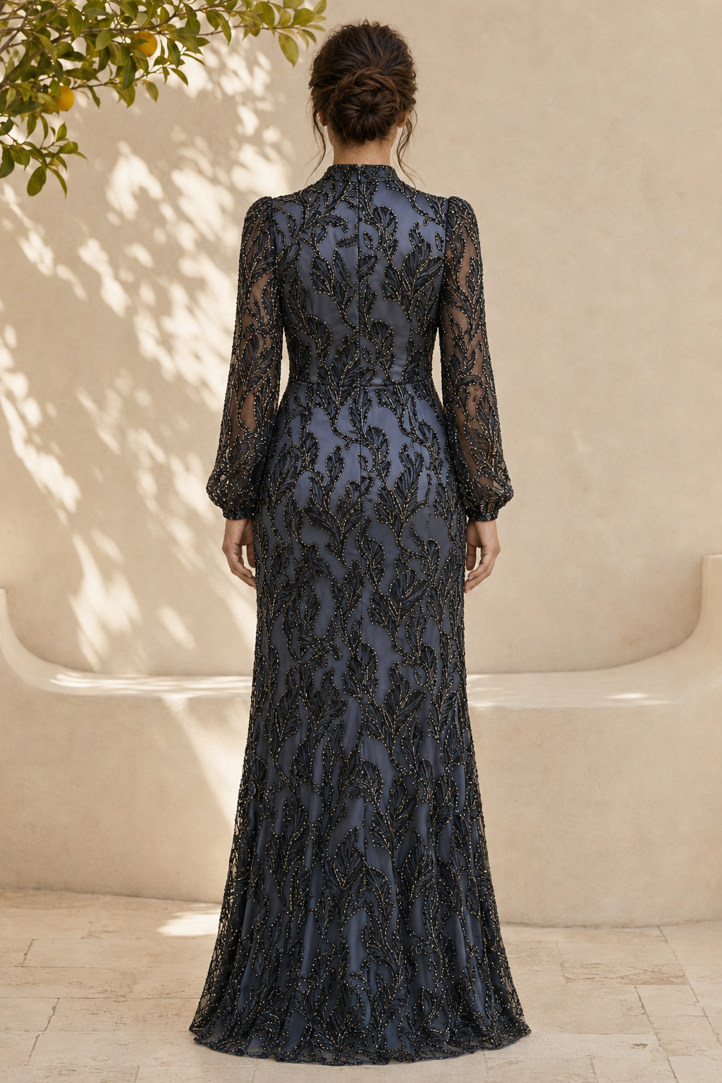 Perlenbesticktes hochgeschlossenes, langärmeliges Abendkleid