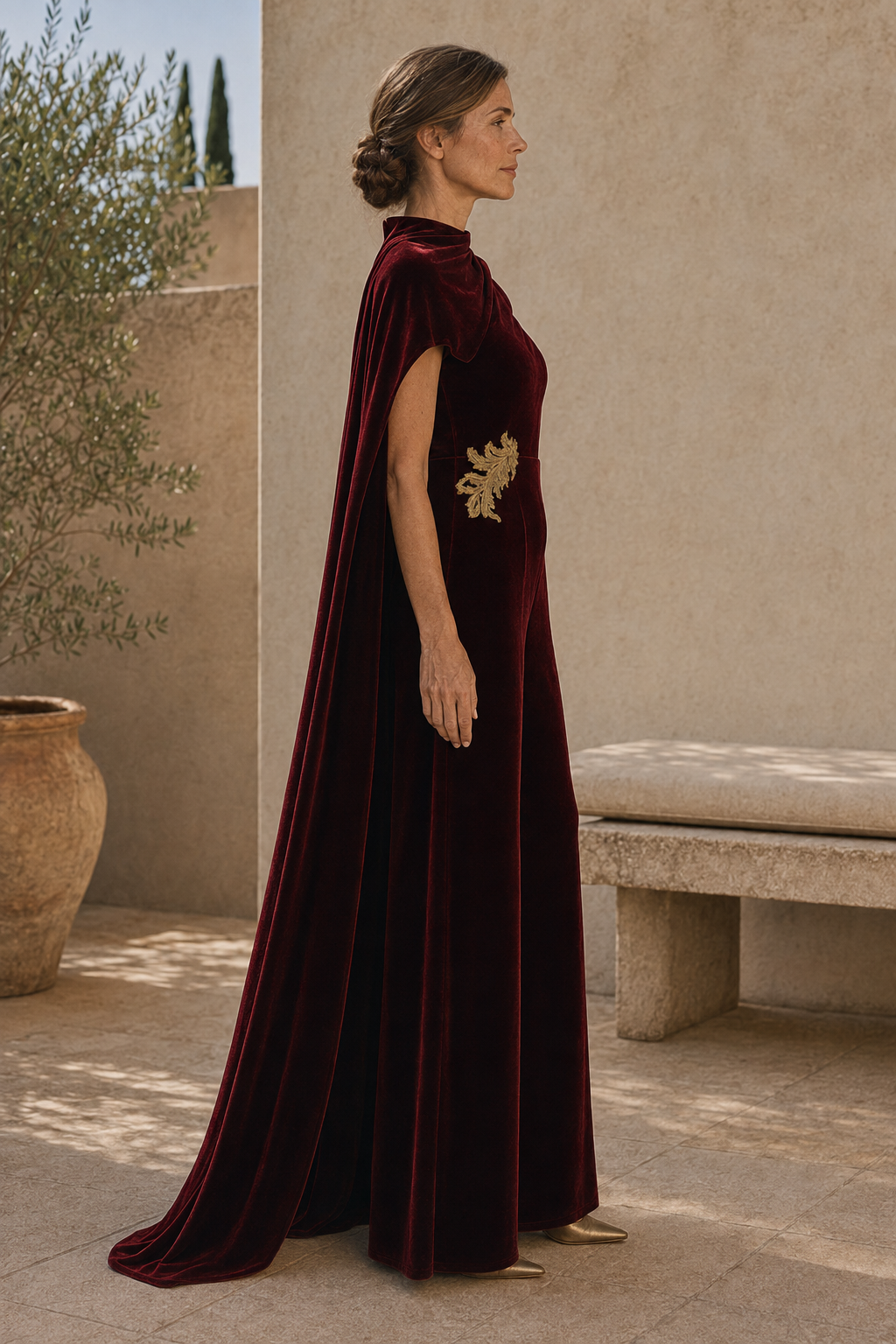 Jumpsuit aus Samt mit weitem Bein und Cape an einer Schulter