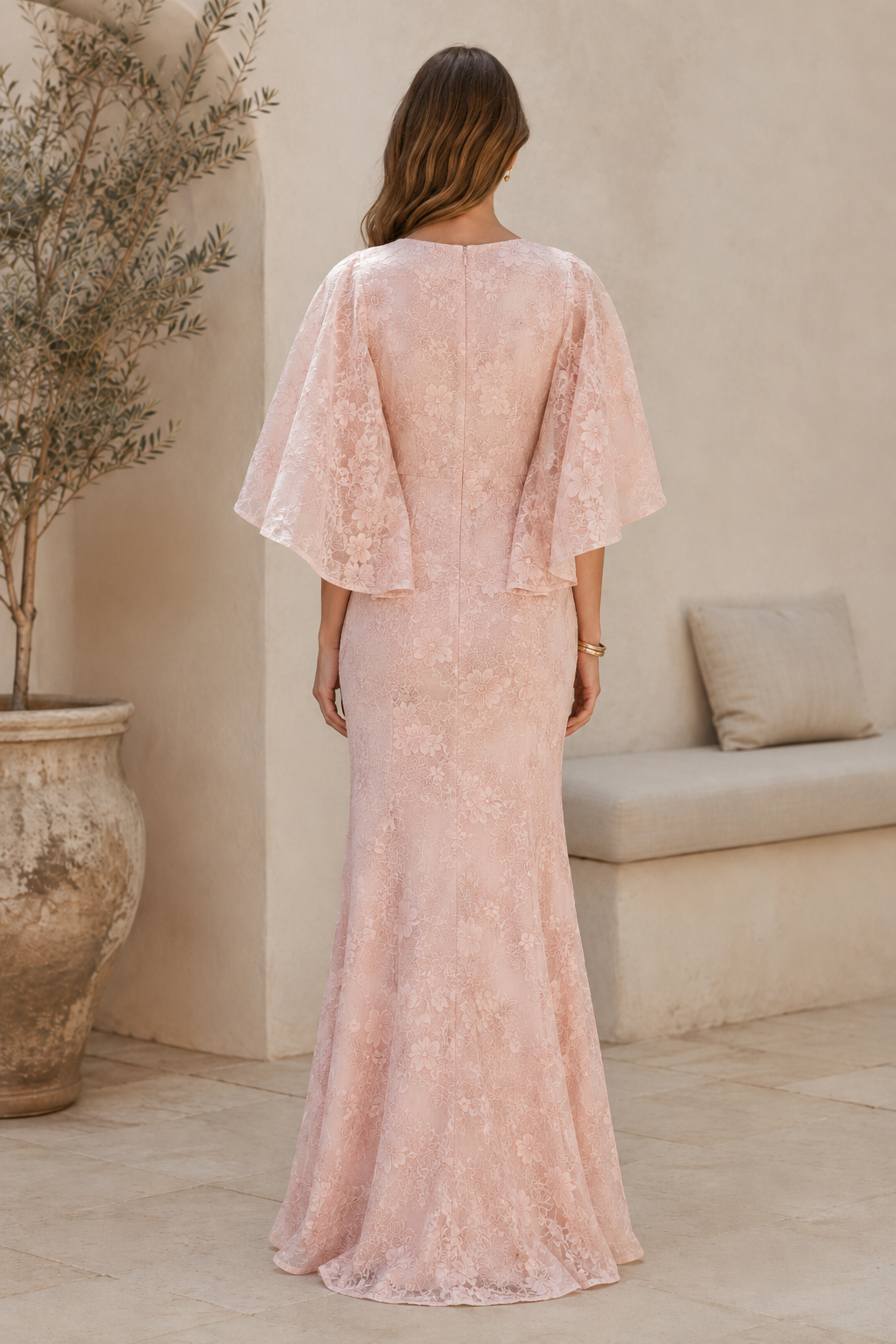 Blumen-Spitzenkleid mit flatternden Cape-Ärmeln