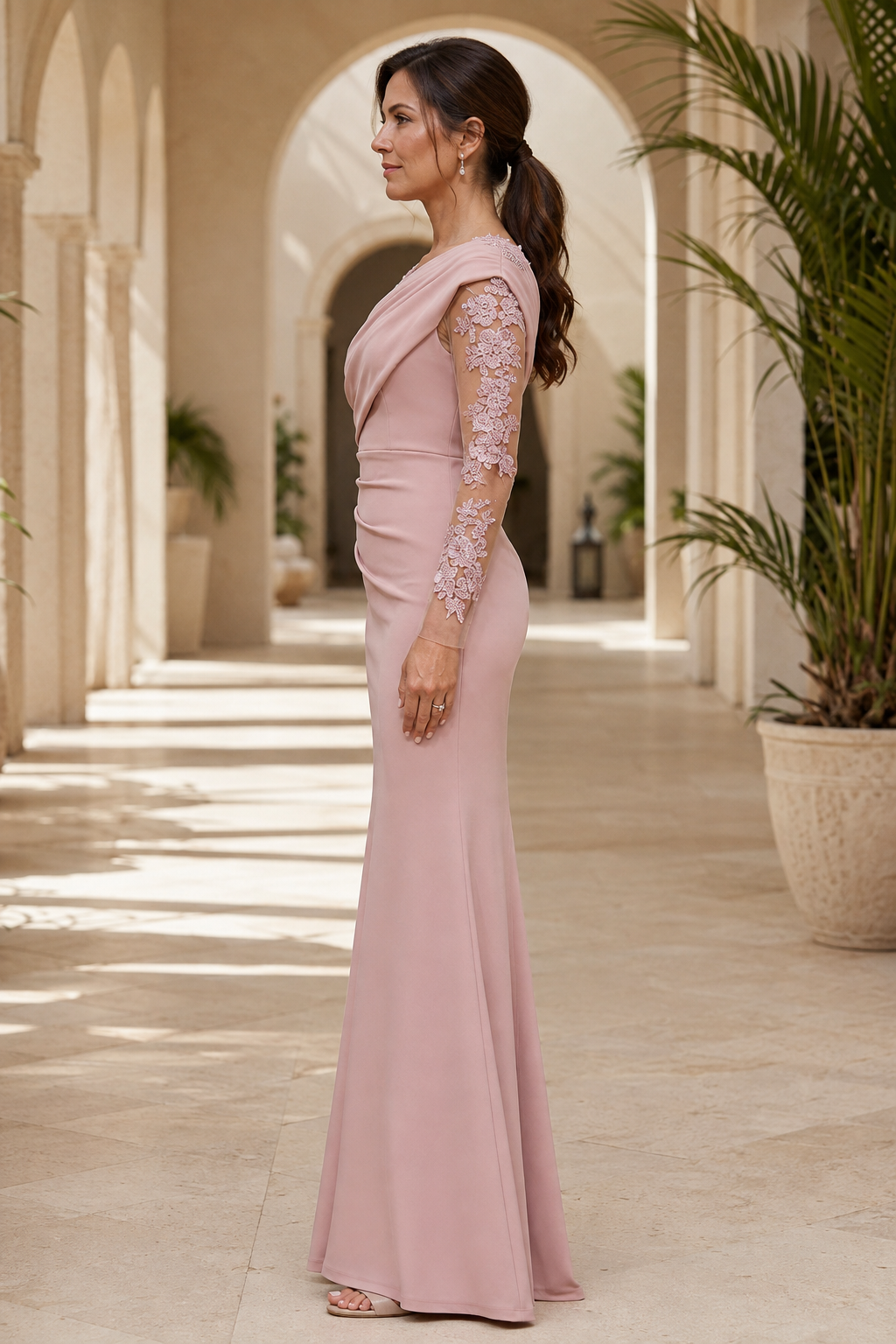 Drapierte, schulterfreie Robe mit transparenten, floralen Ärmeln