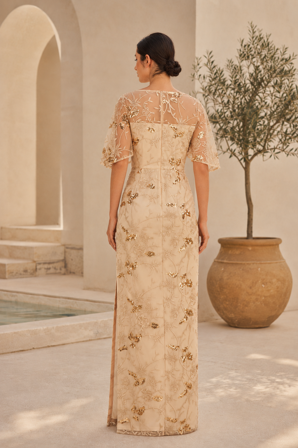 Kleid mit Illusion-Ausschnitt, Paillettenstickerei und Etui-Silhouette
