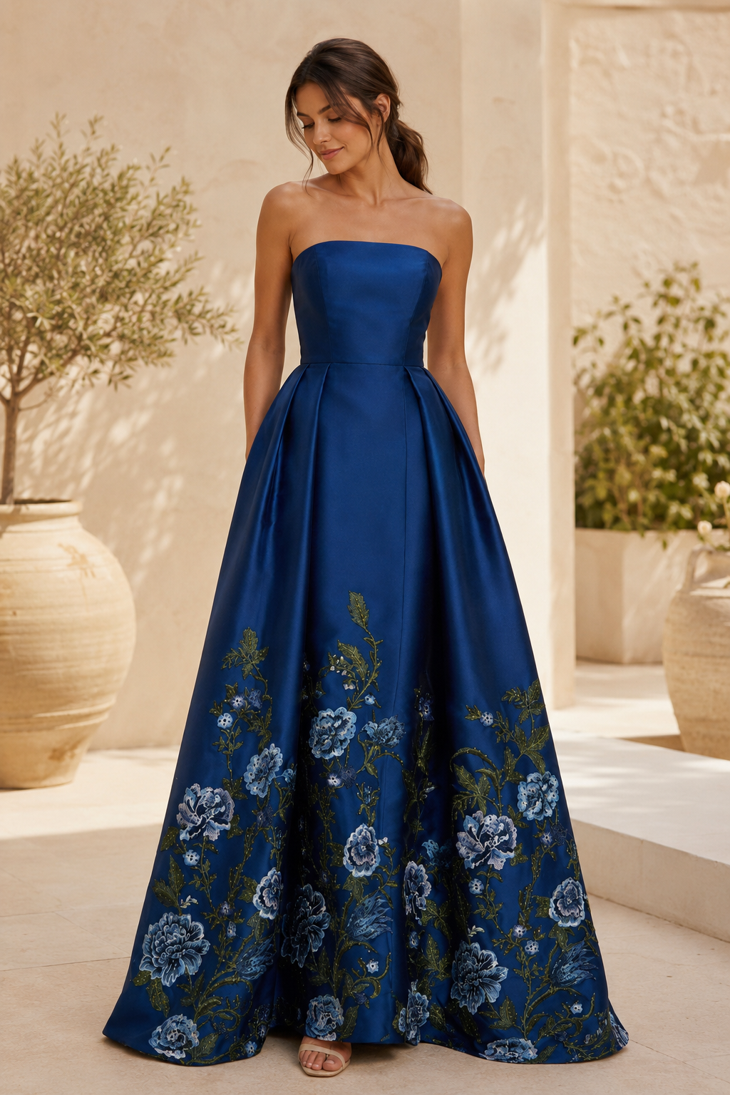 Trägerloses Abendkleid aus Satin mit Blumenstickerei und A-Linie