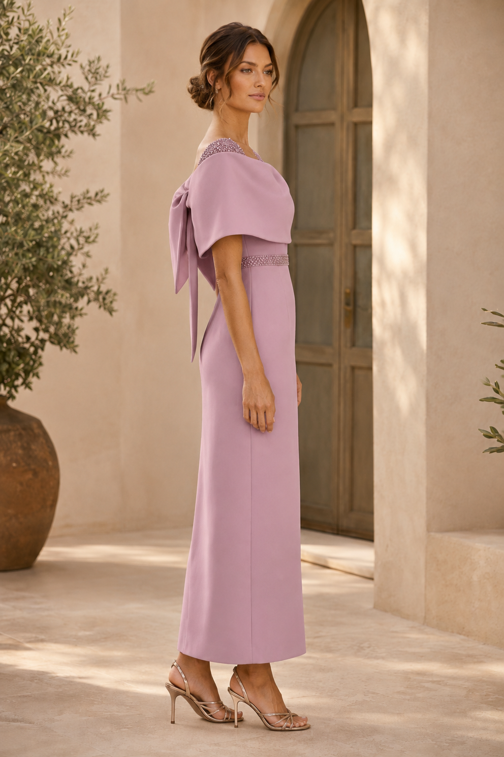Kleid mit Schleifenrücken und Perlenbund