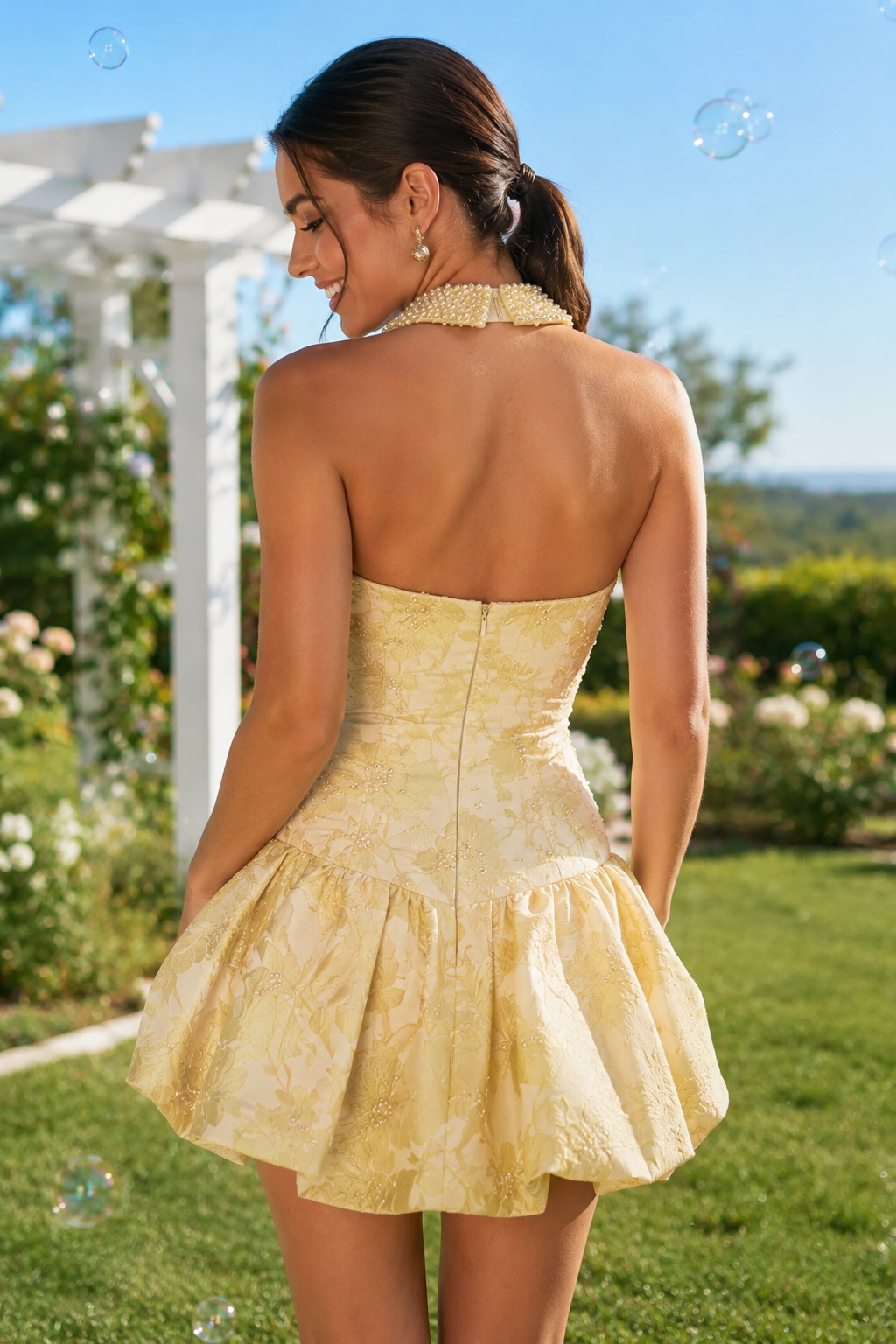 Neckholder-Kleid aus Jacquard mit Perlen-Schleife und Bubble-Rock