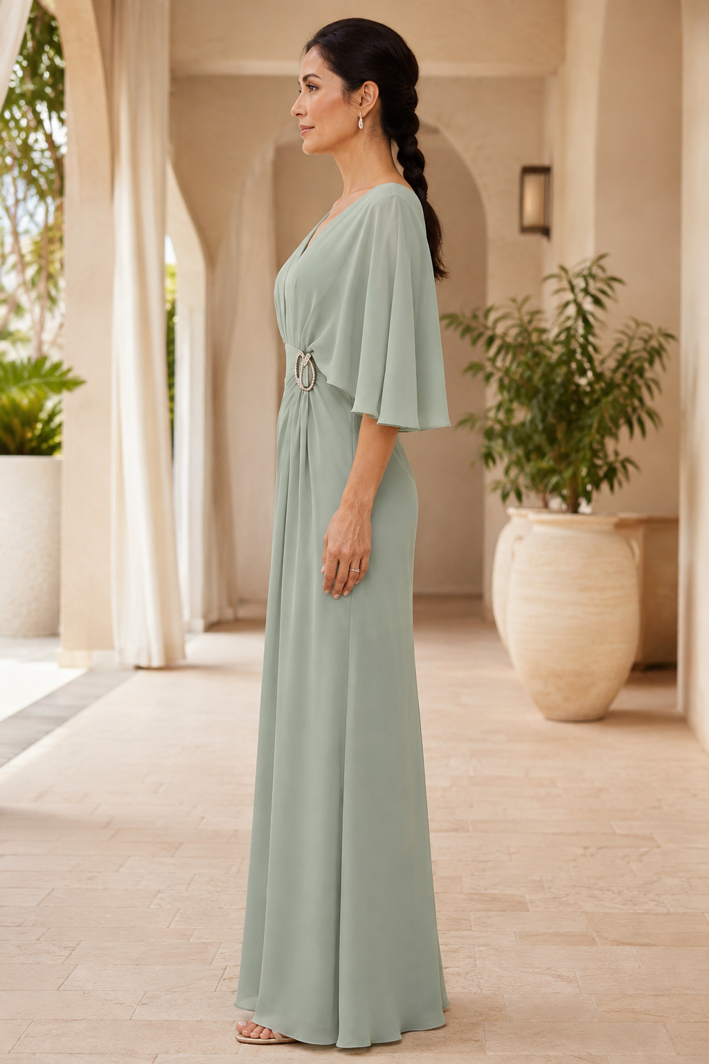 Abendkleid mit Cape-Ärmeln und Strassschnalle