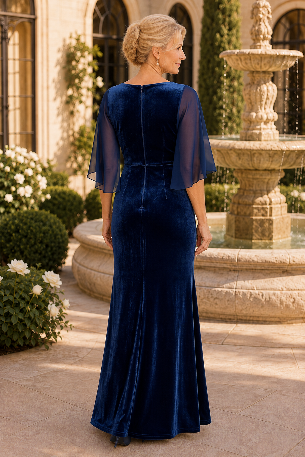 Samtkleid mit geraffter Vorderseite und flatternden Ärmeln