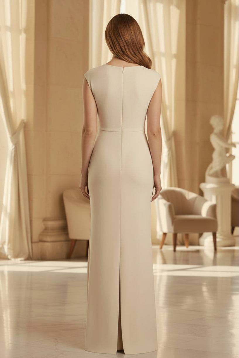 Abendkleid aus Crêpe mit Wasserfallausschnitt und Schlitz