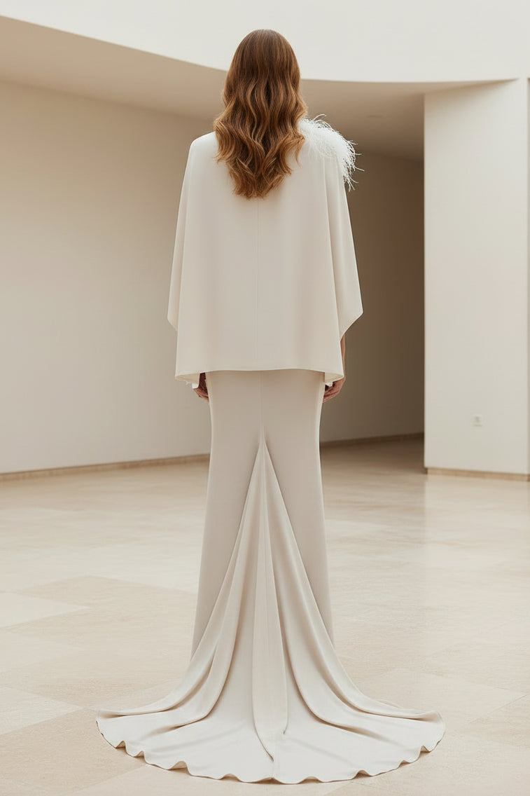 Asymmetrische zweiteilige Crêpe-Robe mit Federn