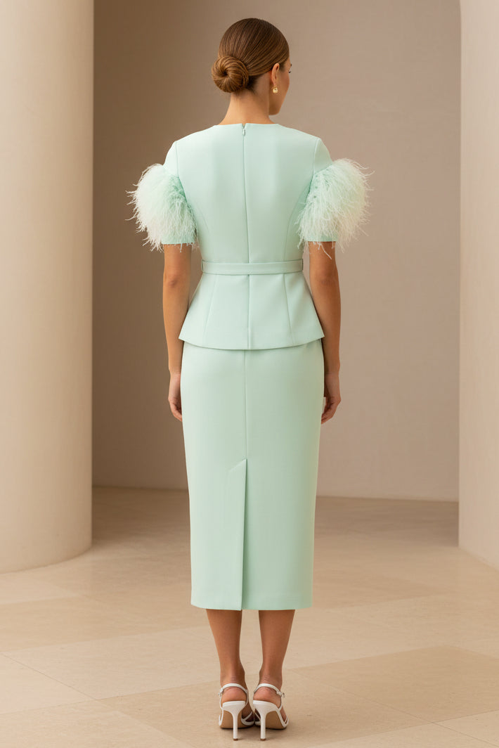 Elegantes Peplum-Midikleid mit Federärmeln
