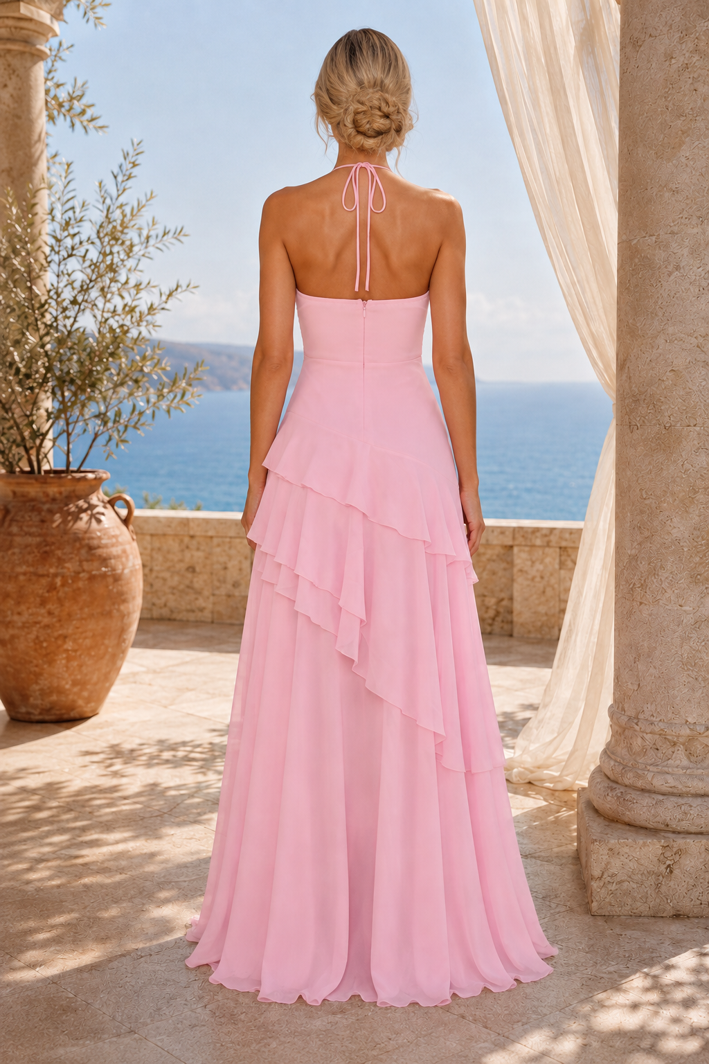 Halterabendkleid mit gestuften Rüschen und High-Low-Saum