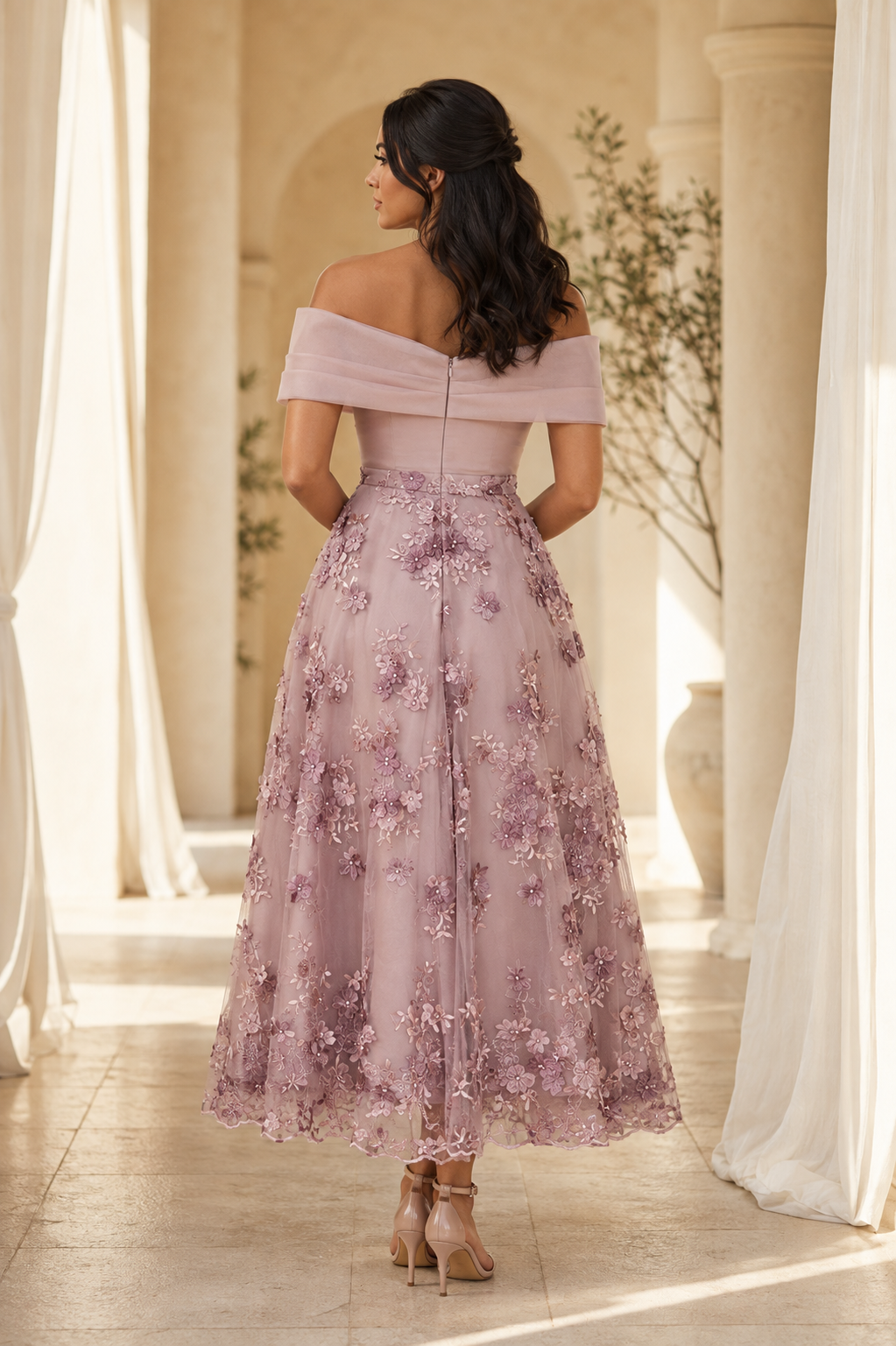 Schulterfreies, blumengesticktes Teelängenkleid