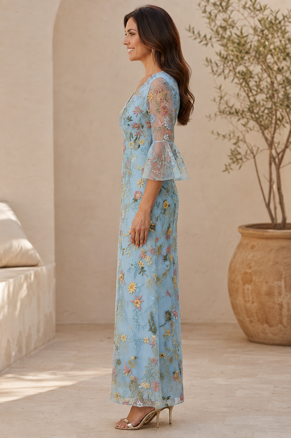 Geblümtes, besticktes Netz-Kleid mit ausgestellten Ärmeln