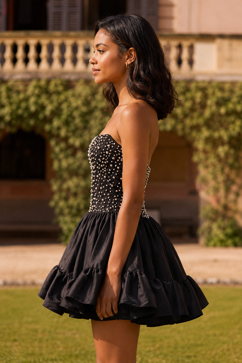 Trägerloses Perlenkorsett-Minikleid mit Rüschenrock
