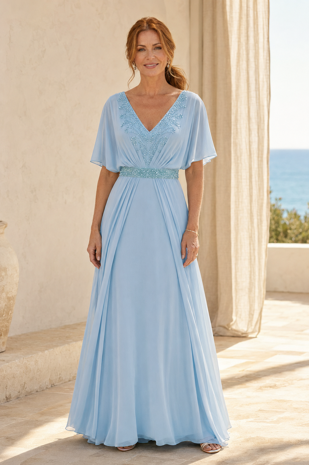 Verziertes V-Ausschnitt-Chiffonkleid mit flatternden Ärmeln